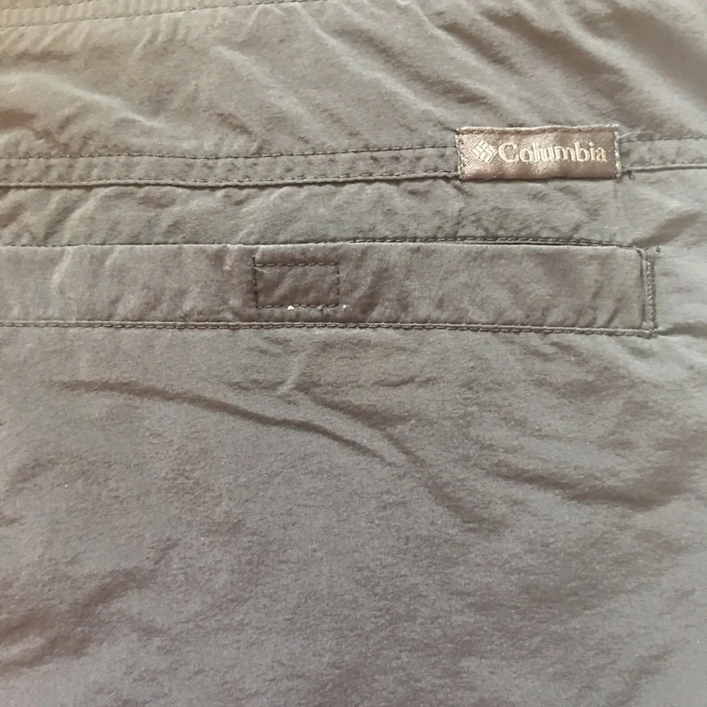 Men’s Columbia black swim trunks sz XXL. Net lined, zipper & Velcro pockets.